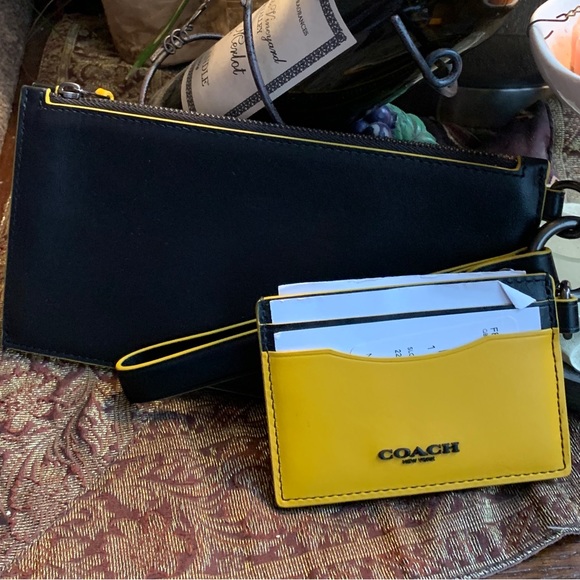 SOLD⛔️Authentic COACH refined calf leather  zip LG wristlet /removable card - Picture 2 of 15
